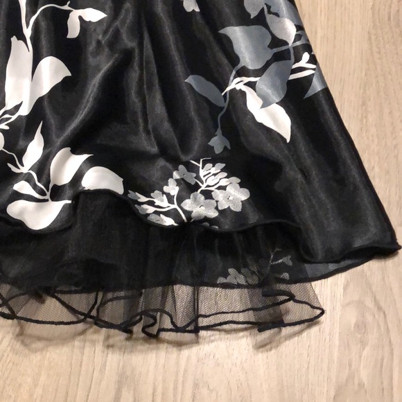 💟Halter dress. Black, white and silver. Size 5. - Picture 2 of 5